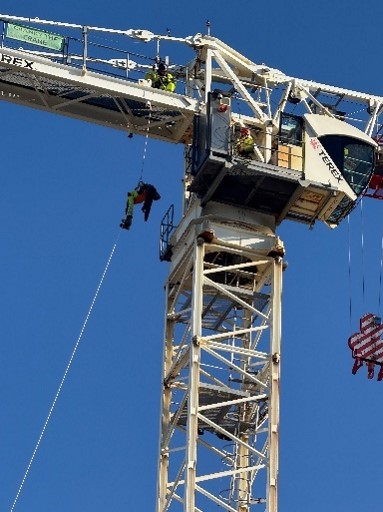 Tower crane dummy rescue drill goes smoothly